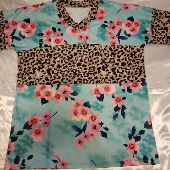 FLORAL LEOPARD PRINT COLORBLOCK V-NECK TEE - Picture 5 of 6